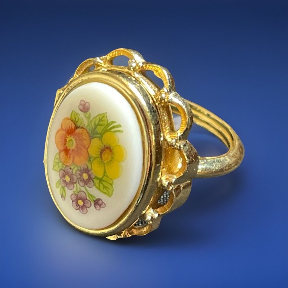 Vintage 1970s Signed Avon Floral Porcelain Locket Ring Gold-tone Sz 6.5 - 7.25